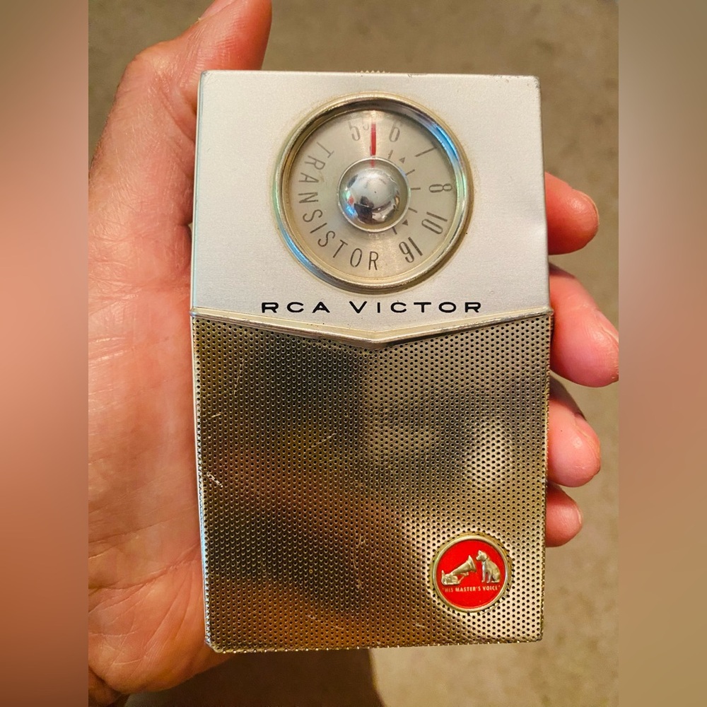 1960 RCA VICTOR Portable Transistor Radio - Picture 2 of 9